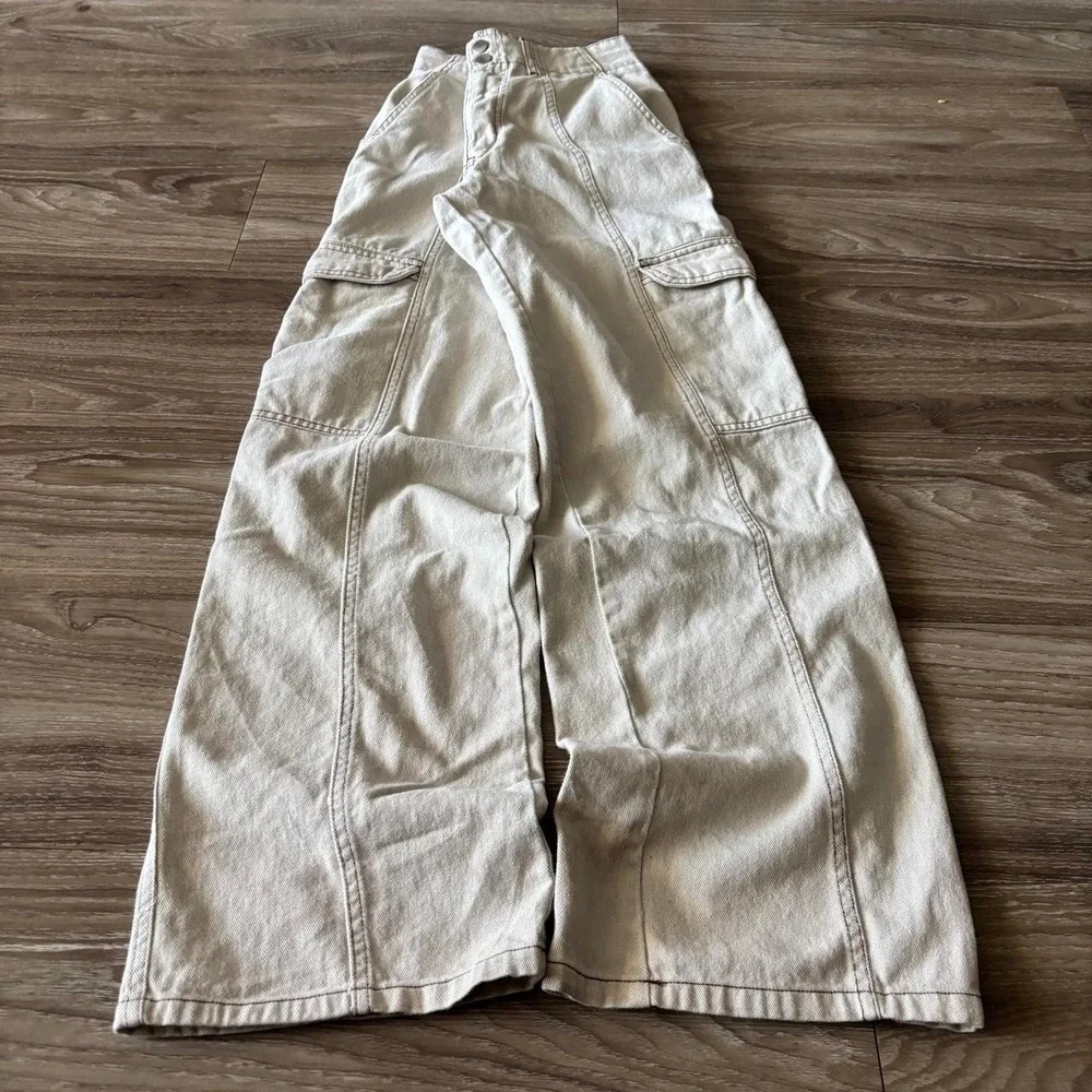 Vintage Y2K/2000s Cream Streetwear Cargo Pants! 26x30